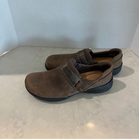 8.5 women’s Clarks loafers. Brown nubuck. - Picture 3 of 10